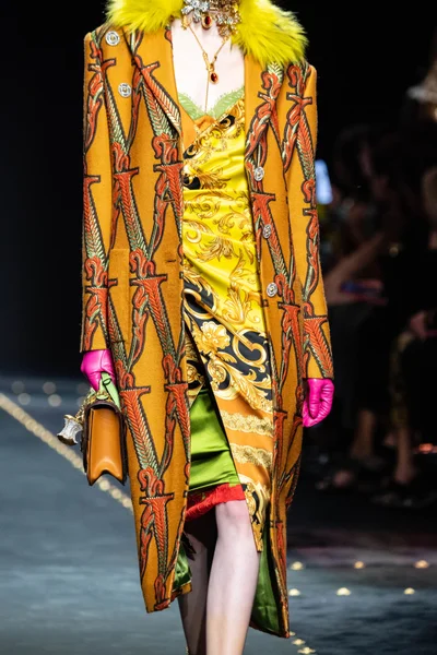 Look 32